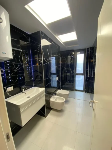 Tirane, jepet me qera apartament 2+1+Aneks+Ballkon Kati 8, 105 m² 800 € (Kompleksi Fiori Di Bosko)