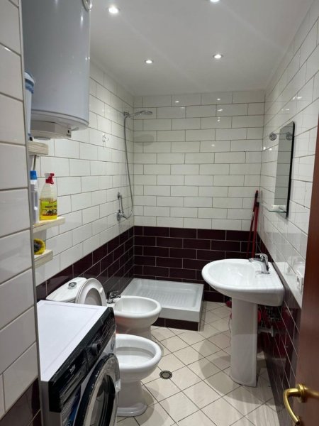 Tirane, jepet me qera apartament 2+1+Ballkon Kati 4, 85 m² 400 € 