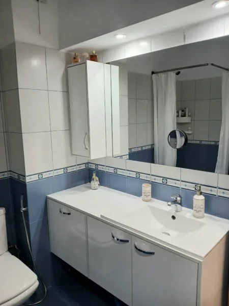 Tirane, jepet me qera apartament 2+1 Kati 2, 87 m² 500 € (fresku)