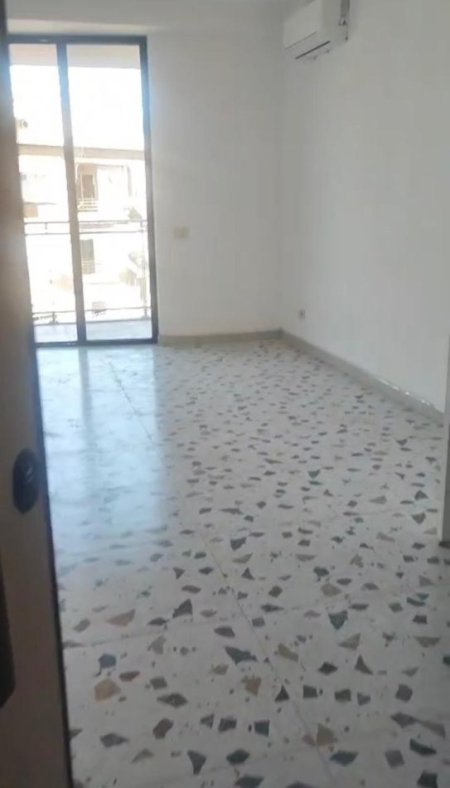 Tirane, jepet me qera apartament 1+1+Ballkon Kati 1, 62 m² 620 € 