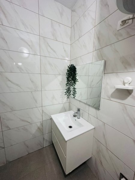 Tirane, jepet me qera apartament 1+1 Kati 2, 60 m² 500 € 