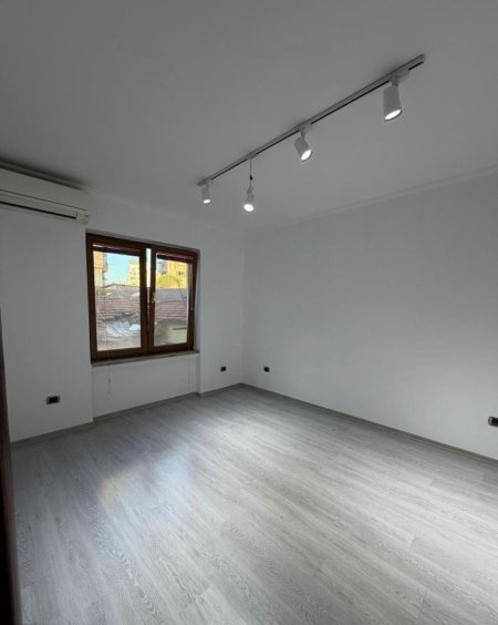 Tirane, jepet me qera dyqan , 77 m² 730 € (Rruga Durresit)
