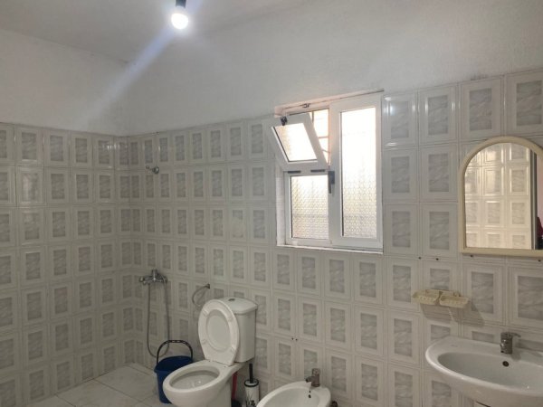 Tirane, jepet me qera shtepi 2+1+Ballkon Kati 0, 125 m² 380 € (ne rrugen Hysen Selmani Tirane.)