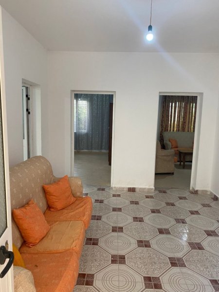 Tirane, jepet me qera shtepi 2+1+Ballkon Kati 0, 125 m² 380 € (ne rrugen Hysen Selmani Tirane.)
