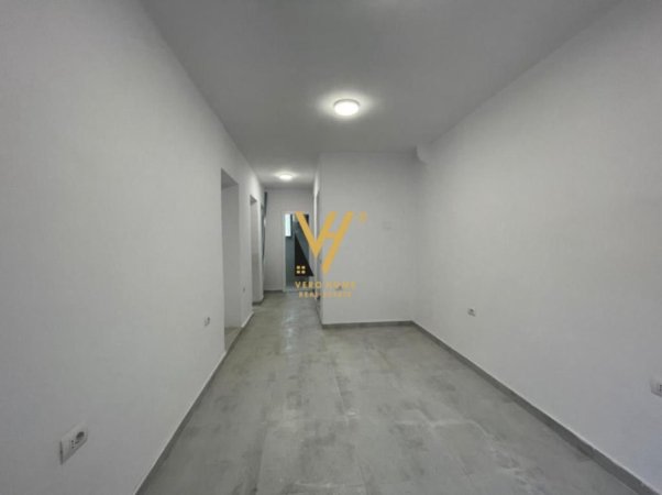 Tirane, jepet me qera zyre Kati 0, 70 m² 800 € (ISH EKSPOZITA)