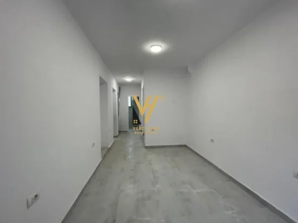 Tirane, jepet me qera zyre Kati 0, 70 m² 800 € (ISH EKSPOZITA)