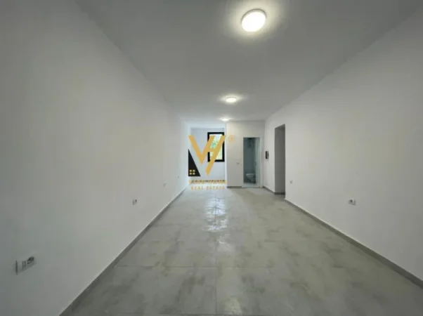 Tirane, jepet me qera zyre Kati 0, 70 m² 800 € (ISH EKSPOZITA)