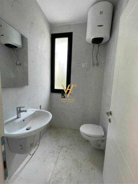 Tirane, jepet me qera zyre Kati 0, 70 m² 800 € (ISH EKSPOZITA)