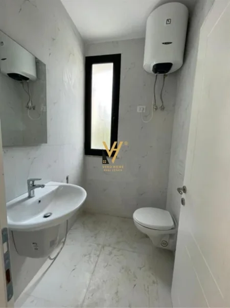Tirane, jepet me qera zyre Kati 0, 70 m² 800 € (ISH EKSPOZITA)