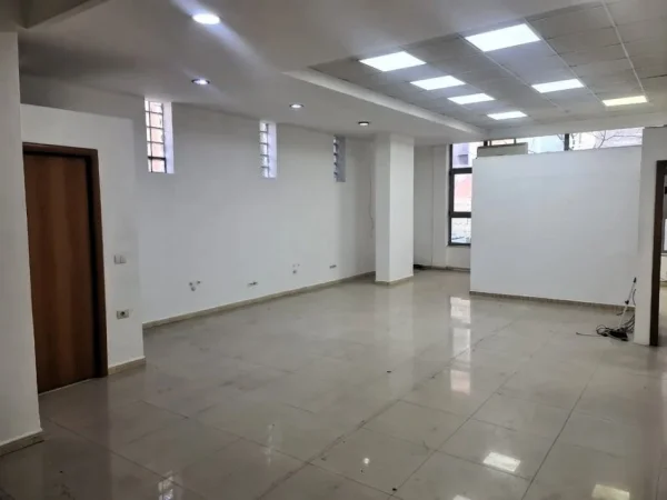 Tirane, jepet me qera zyre Kati 1, 130 m² 1.000 € (rruga e kavajes)