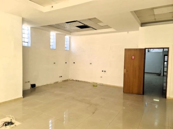 Tirane, jepet me qera zyre Kati 1, 130 m² 1.000 € (rruga e kavajes)