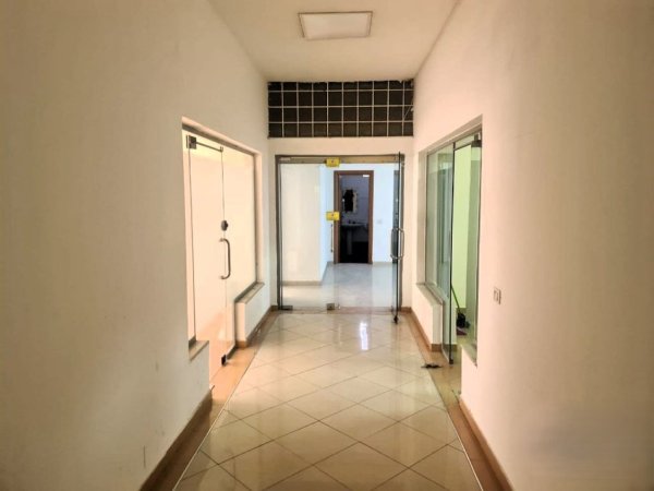 Tirane, jepet me qera zyre Kati 1, 130 m² 1.000 € (rruga e kavajes)
