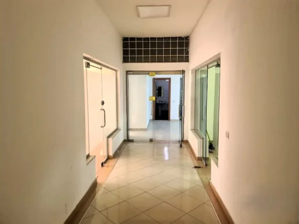 Tirane, jepet me qera zyre Kati 1, 130 m² 1.000 € (rruga e kavajes)
