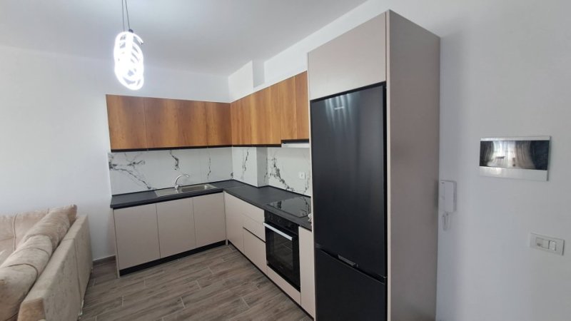 Tirane, jepet me qera apartament 1+1 Kati 8, 70 m² 400 € (kamez)