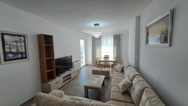 Tirane, jepet me qera apartament 1+1 Kati 8, 70 m² 400 € (kamez)