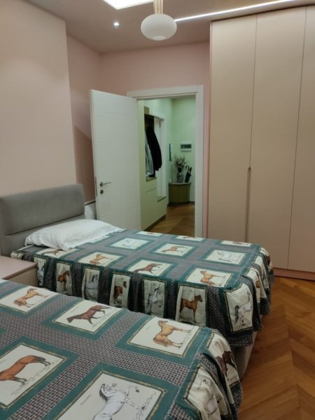 Tirane, shitet apartament 1+1+Aneks+Ballkon Kati 2, 82 m² 304.000 € 