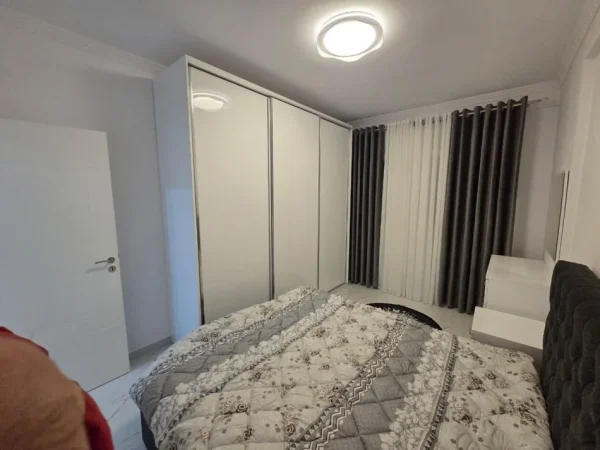 Tirane, jepet me qera apartament 2+1+post parkimi Kati 2, 100 m² 600 € (Restorant Fresku)