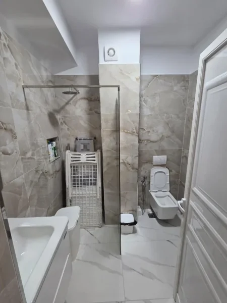 Tirane, jepet me qera apartament 2+1+post parkimi Kati 2, 100 m² 600 € (Restorant Fresku)