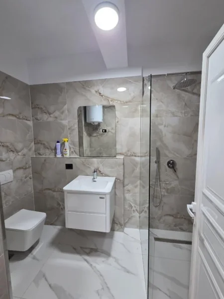 Tirane, jepet me qera apartament 2+1+post parkimi Kati 2, 100 m² 600 € (Restorant Fresku)