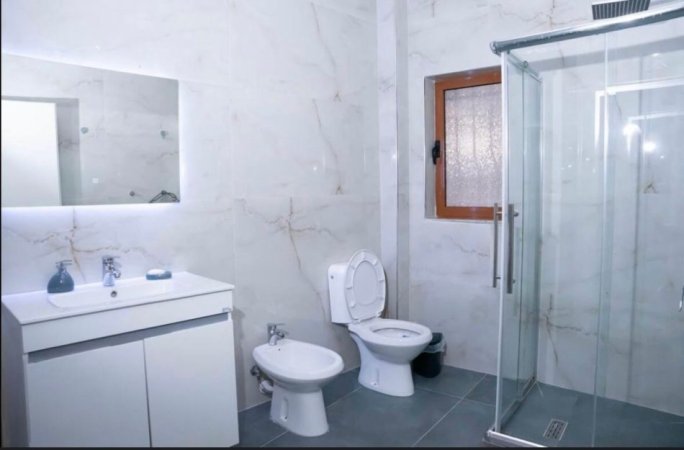 Tirane, jepet me qera apartament 2+1 Kati 1, 100 m² 850 € (Prane Rruges Siri Kodra)