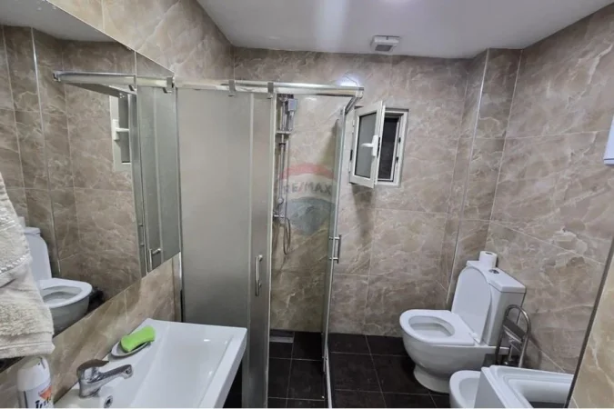 Tirane, jepet me qera apartament 2+1+Ballkon Kati 3, 75 m² 750 € (Rruga e Elbasanit)