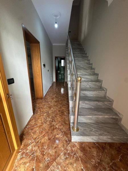 Tirane, jepet me qera apartament duplex 2+1 Kati 2, 120 m² 500 € (unaza e re)