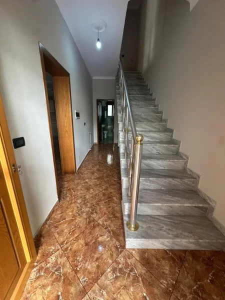 Tirane, jepet me qera apartament duplex 2+1 Kati 2, 120 m² 500 € (unaza e re)