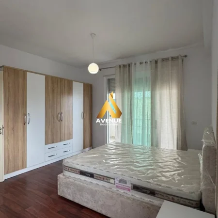 Tirane, jepet me qera apartament 1+1+Ballkon Kati 4, 90 m² 700 € (rrapo hekali)