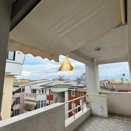 Tirane, jepet me qera apartament 1+1+Ballkon Kati 4, 90 m² 700 € (rrapo hekali)