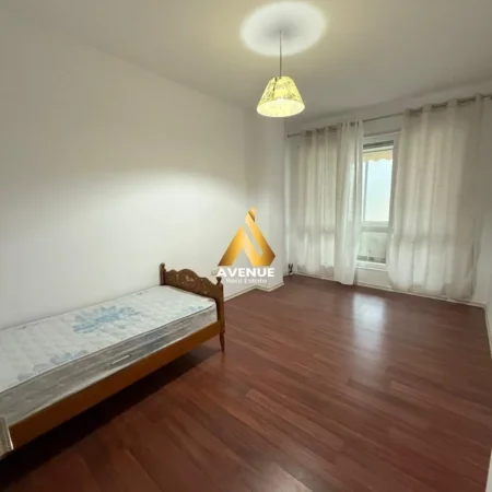 Tirane, jepet me qera apartament 2+1+Ballkon Kati 3, 100 m² 700 € (Rruga Rrapo Hekali)