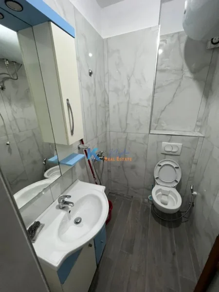 Tirane, jap me qera garsonier 1+1 Kati 3, 42 m² 500 € (Garsoniere per qira te Rruga e Barrikadave j)