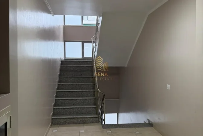 Tirane, jepet me qera zyre Kati 7, 67 m² 1.000 € (Komuna e Parisit,)