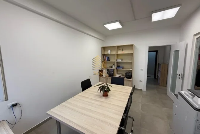 Tirane, jepet me qera zyre Kati 7, 67 m² 1.000 € (Komuna e Parisit,)