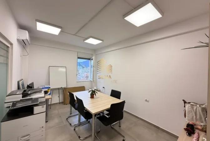 Tirane, jepet me qera zyre Kati 7, 67 m² 1.000 € (Komuna e Parisit,)