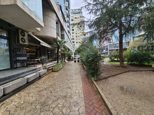 Tirane, shitet ambjent biznesi Kati 0, 102 m² 350.000 € (Ish Ekspozita, Bulevardi Zhan D`ark)