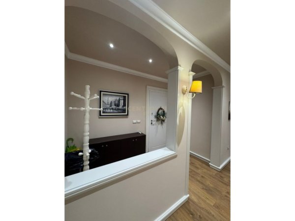 Tirane, jepet me qera apartament 2+1 Kati 6, 109 m² 1.400 € (Bllok)