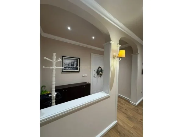 Tirane, jepet me qera apartament 2+1 Kati 6, 109 m² 1.300 € (Bllok)