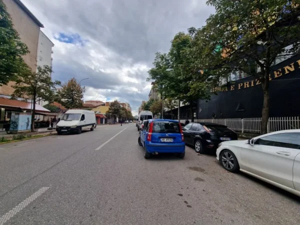 Tirane, jepet me qera ambjent biznesi Kati 0, 160 m² 5.000 € (Rruga e Barrikadave)