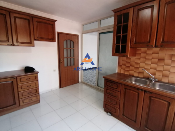 Tirane, jepet me qera apartament 3+1+Ballkon Kati 6, 126 m² 519 € 