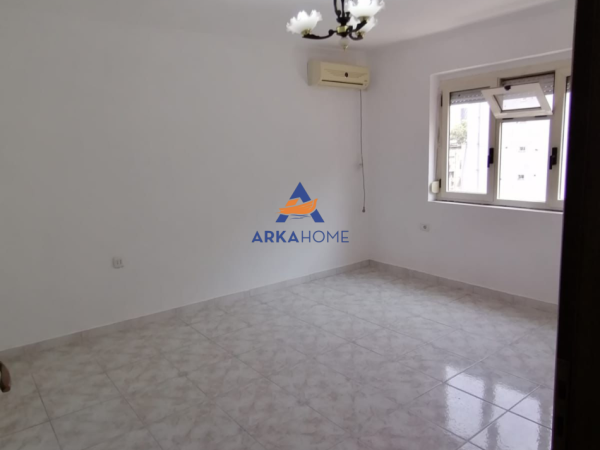 Tirane, jepet me qera apartament 3+1+Ballkon Kati 6, 126 m² 519 € 