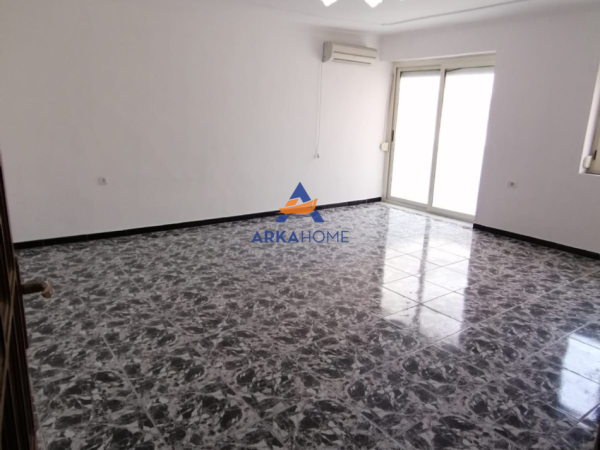 Tirane, jepet me qera apartament 3+1+Ballkon Kati 6, 126 m² 519 € 