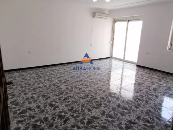 Tirane, jepet me qera apartament 3+1+Ballkon Kati 6, 126 m² 519 € 