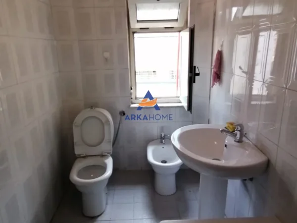 Tirane, jepet me qera apartament 3+1+Ballkon Kati 6, 126 m² 519 € 