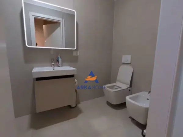Tirane, jepet me qera apartament 2+1+Ballkon Kati 4, 80 m² 900 € 