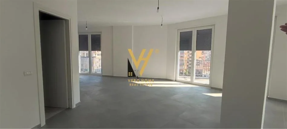 Tirane, jepet me qera zyre Kati 5, 220 m² 2.500 € (9 KATESHET)