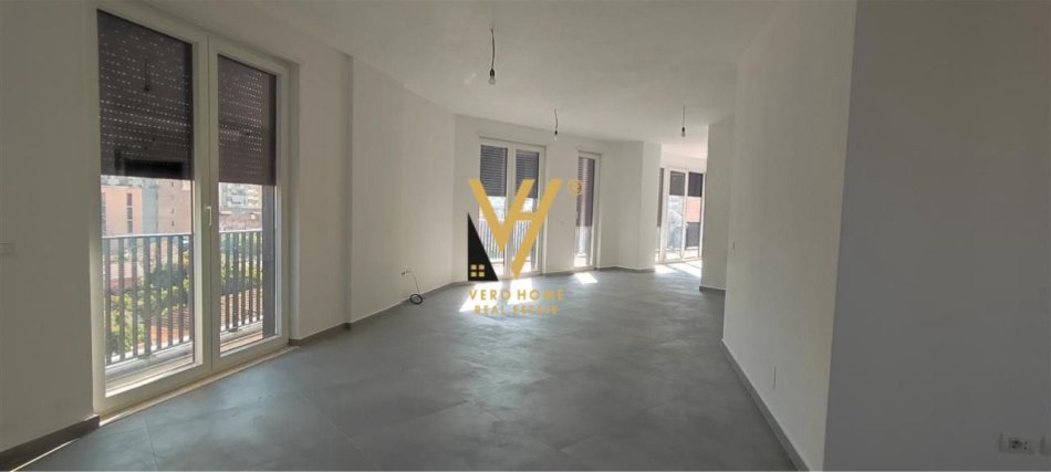 Tirane, jepet me qera zyre Kati 5, 220 m² 2.500 € (9 KATESHET)