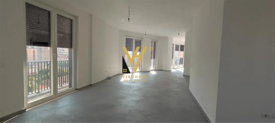 Tirane, jepet me qera zyre Kati 5, 220 m² 2.500 € (9 KATESHET)
