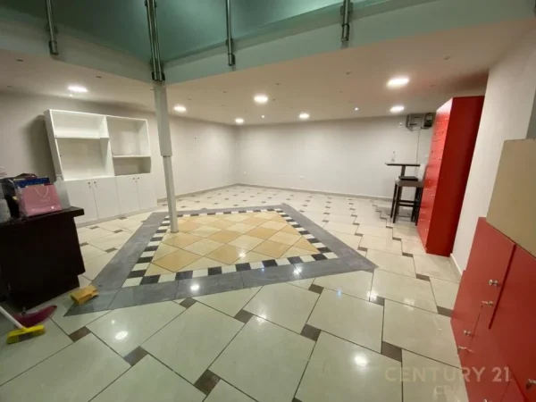 Tirane, jepet me qera ambjent biznesi Kati 1, 55 m² 600 € (Rruga e Barrikadave)