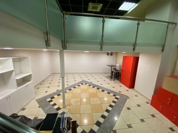 Tirane, jepet me qera ambjent biznesi Kati 1, 55 m² 600 € (Rruga e Barrikadave)