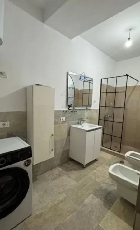 Tirane, jepet me qera apartament 2+1 Kati 4, 110 m² 700 € (KOMUNA E PARISIT)